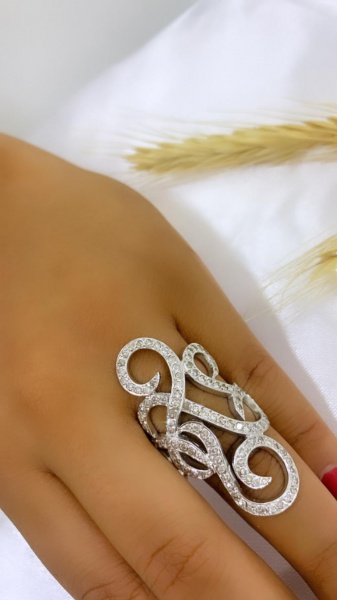 Joias . HSTERN - ANEL DELICADO EM OURO BRANCO 18K, ESMERALDAS / foto 4