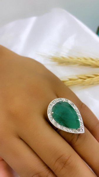 Joias . HSTERN - ANEL DELICADO EM OURO BRANCO 18K, ESMERALDAS / foto 6