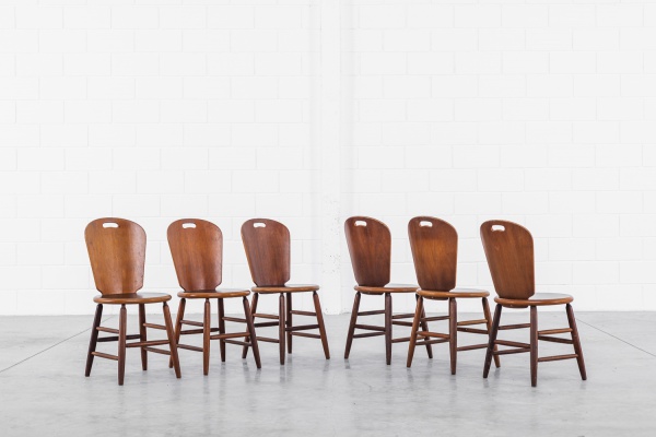 Carlos Motta- 1982- Conjunto com 6 cadeiras São Paulo. Executadas em madeira nobre e formica. Todas com emblema do artista marcados na madeira. 42x45x87cm de altura
