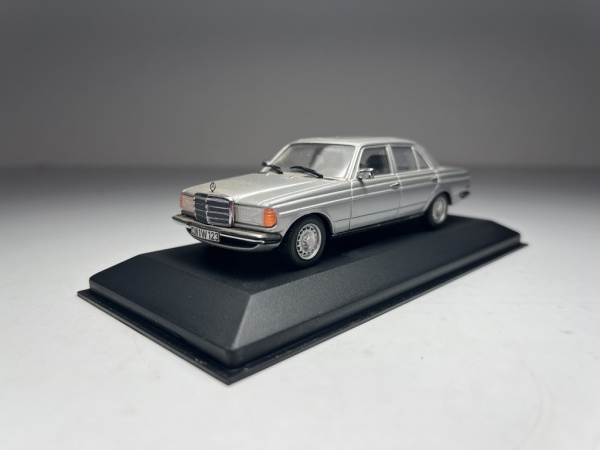 Mercedes Benz C Klasse Elegance Cinza - Minichamps Esca