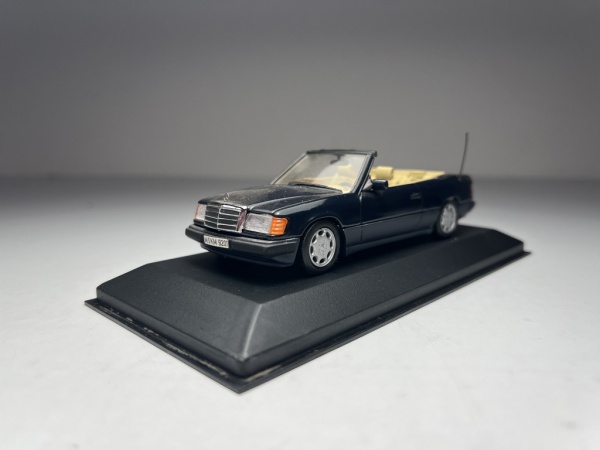 Mercedes Benz C Klasse Elegance Cinza - Minichamps Esca