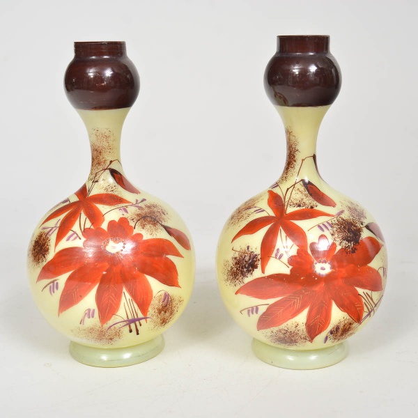 Par de vasos opalina pintada com decoração floral, altura 16 cm.