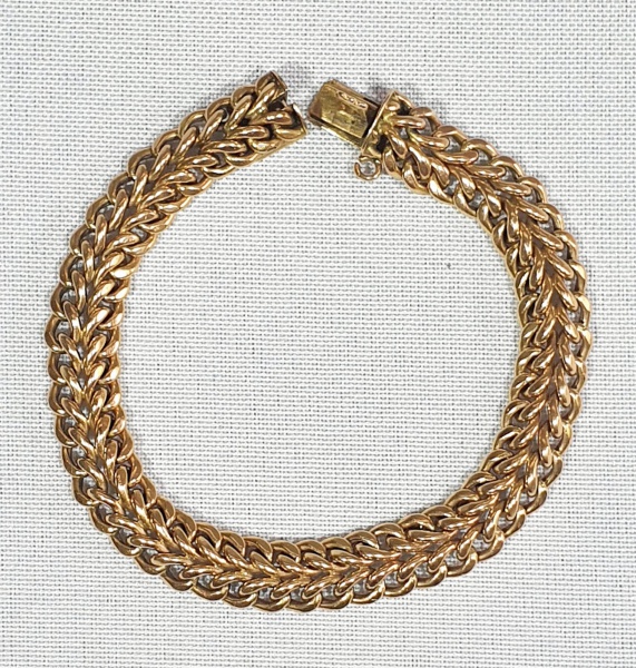 Magnífica e elegante pulseira em ouro 18 Kts, med. 18,5 cm aberta x 0,9 cm de largura x 3,5 mm de al