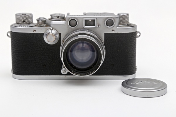 Antiga câmera fotográfica LEICA III - Drp - Ernst Leitz Wetzlar, fabricação alemã, circa 1950, com o