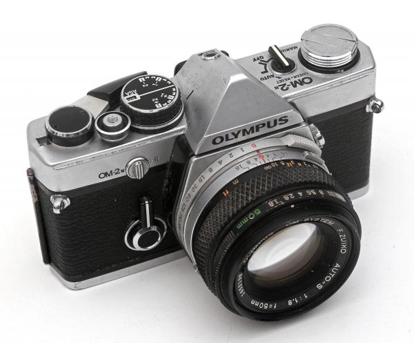 Câmera fotográfica OLYMPUS OM-2n, com lente Olympus OM-
