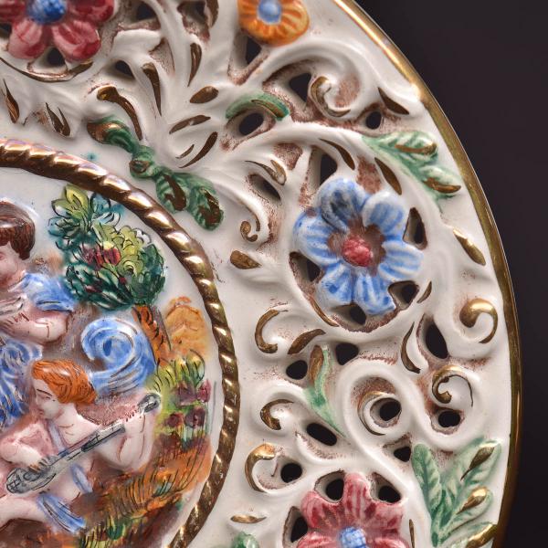 Prato de porcelana italiana CAPODIMONTE, medalhão com f