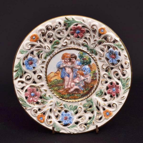 Prato de porcelana italiana CAPODIMONTE, medalhão com f
