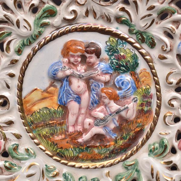 Prato de porcelana italiana CAPODIMONTE, medalhão com f