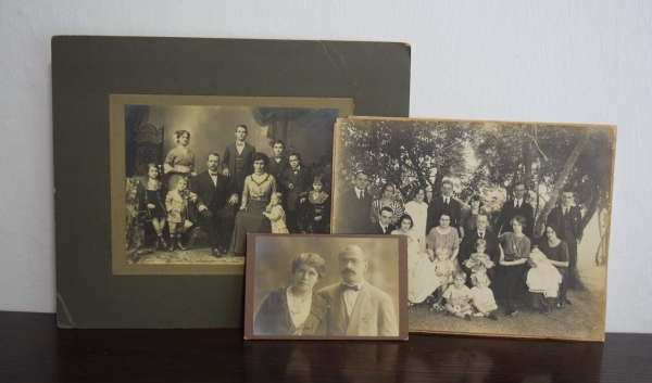Três raras fotografias, sendo uma do casal A.J.Renner e Mathilde Trein Renner e duas da Família de Frederico Mentz do início de séc. XX.