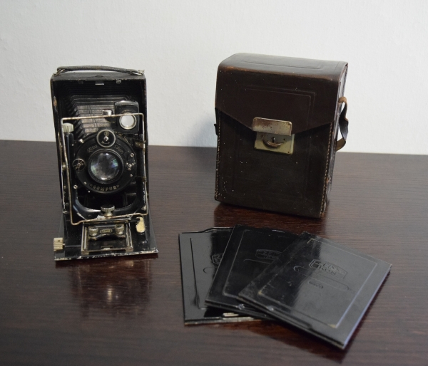 Antiga máquina fotográfica VOIGTLÄNDER Zeiss Icon aro 20, com estojo e três chapas; mecanismo de recolher travado. Material estava guardado, estamos vendendo no estado em que se encontra.