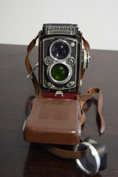 Antiga máquina fotográfica `ROLLEIFLEX` Planar, 75mm. Material estava guardado, estamos vendendo no estado em que se encontra.