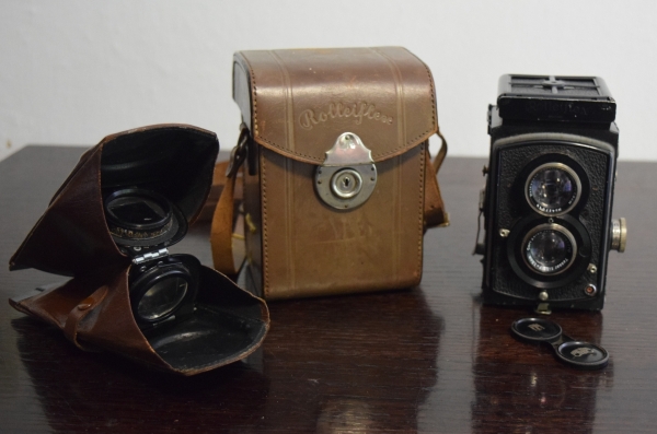 Antiga máquina fotográfica ROLLEIFLEX Tessar, Carl Zeiss lens, 75mm; acompanha visor de capa TLR  Rolleiflex, binocular em estojo próprio de couro. Material estava guardado, estamos vendendo no estado em que se encontra.