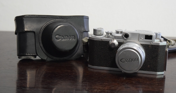 Máquina fotográfica analógica CANON IVSB, Canon Lens 50mm. Material estava guardado, estamos vendendo no estado em que se encontra.