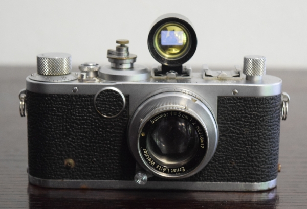 Máquina fotográfica analógica LEICA I C nº 5250564, lente Carl Zeiss Sulmmar 50mm. Primeira da marca com lentes intercambiáveis, produção 1930. Material estava guardado, estamos vendendo no estado em que se encontra.