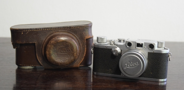 Máquina fotográfica analógica `LEICA III` nº 434750, lente Carl Zeiss Summitar 50mm. Material estava guardado, estamos vendendo no estado em que se encontra.