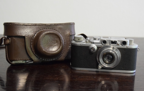 Máquina fotográfica analógica `LEICA III C` nº 210951, lente Carl Zeiss Elmar 50mm. Material estava guardado, estamos vendendo no estado em que se encontra.