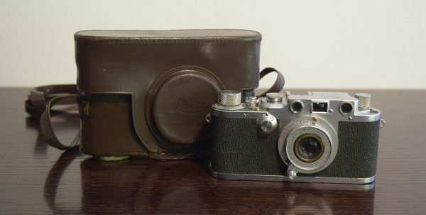 Máquina fotográfica analógica LEICA III nº 487470, lente Carl Zeiss Elmar 50mm. Material estava guardado, estamos vendendo no estado em que se encontra.