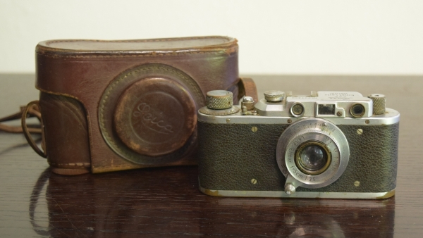 Máquina fotográfica analógica `LEICA III` nº207350, lente Carl Zeiss Elmar 50mm; com desgastes do tempo e uso.  Material estava guardado, estamos vendendo no estado em que se encontra.