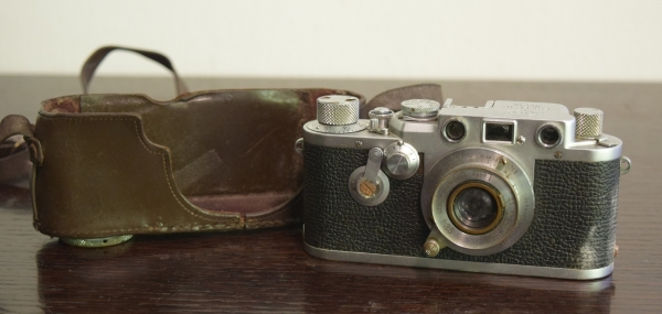 Máquina fotográfica analógica LEICA III F nº 634613, lente Leitz Elmar 50mm (1954).  Material estava guardado, estamos vendendo no estado em que se encontra.