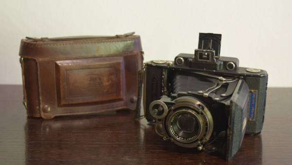 Antiga máquina fotográfica SUPER IKONTA, lente Carl Zeiss Jena Tessar 105mm.  Material estava guardado, estamos vendendo no estado em que se encontra.