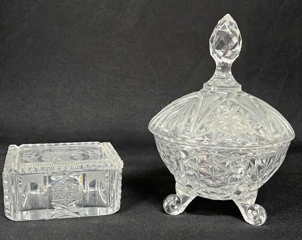 Dois itens em cristal francês, sendo uma bomboniere e um recipiente para joias - ambos em cristal lapidado - medidas do maior: A 21cm - Obs: com bicado e arranhões na borda do recipiente