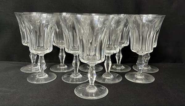 BACCARAT - Aparelho em cristal francês lapidado da manufatura de Baccarat contendo 10 taças para vinho branco - Obs: 8 taças apresentam bicados - altura: 14,5 cm