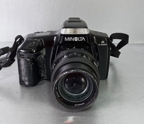 Câmera fotográfica Minolta, 5700i, AF- 35-105, 55mm. Kenko MC Skylight (1B), Japan, 19116594, 22135823, não está funcionando. Está sem a tampa da bateria. Comprimento com a lente: 14 cm, Comprimento da lente: 9.5 cm, Largura: 15 cm, Peso: 840 gr.