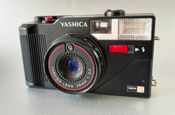 Câmera analógica Yashica com bolsa, não foi testada. MF-3 SUPER, KYOCERA, BRASIL 0902951. Yashica Lens 38 mm, 1:3.5. Medidas: 5.5 x 7 x 13 cm, Peso: 187 gr.