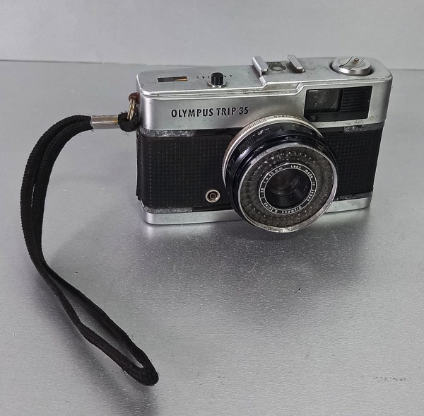 Câmera fotográfica analógica Olympus Trip 35. Não foi testada. Made in japan, 3435345. Medida: 5.5 x 7 x 12 cm, Peso: 390 gr.