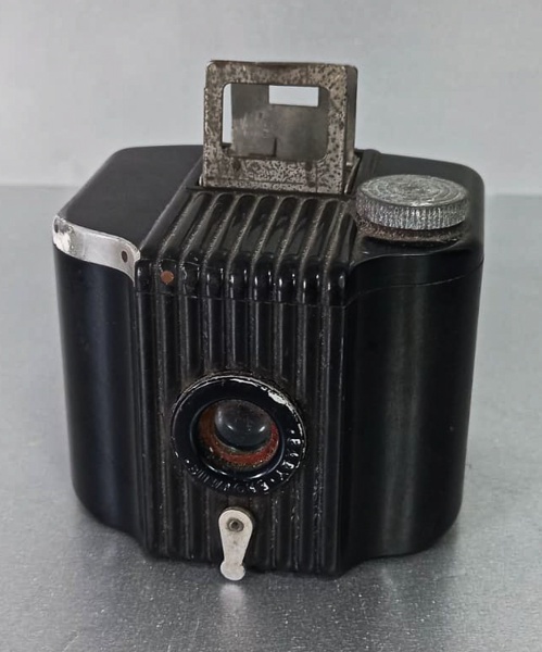 Antiga câmera Kodak Baby Brownie, made in U.S.A, não foi testada. Eastman Kodak Rochester NY. Altura: 6 cm, Comprimento: 8 cm, Largura: 7 cm, Peso: 180 gr.