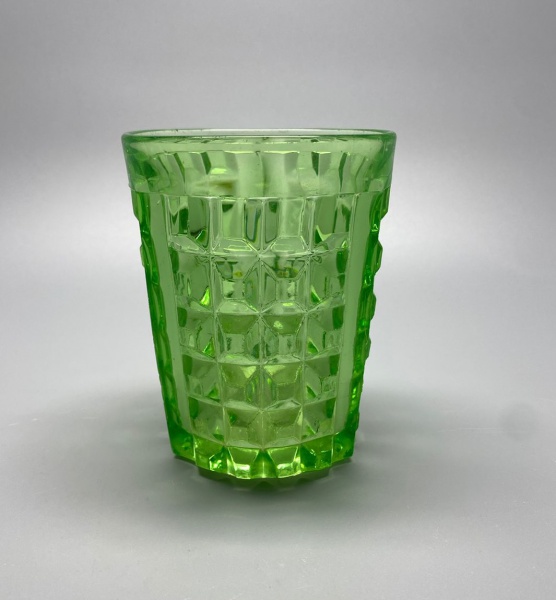 CRISTAL - Grosso copo moldado com farto relevo geométrico, na cor verde limão. Alt. 11 cm.