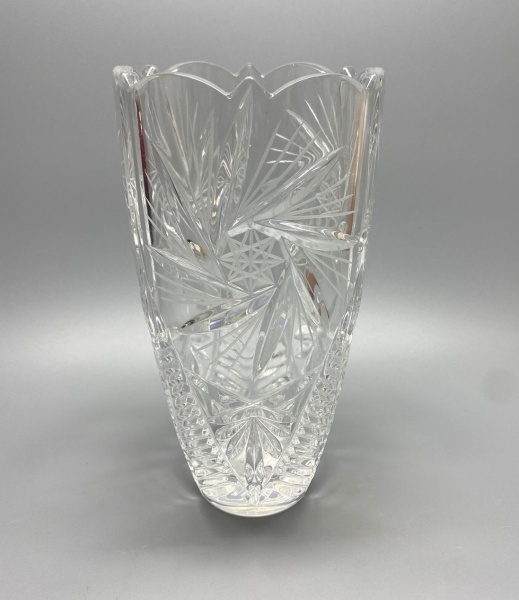 CRISTAL - Vaso floreira em cristal, ricamente lapidado no padrão estrela. Med. 19x10,5 cm.