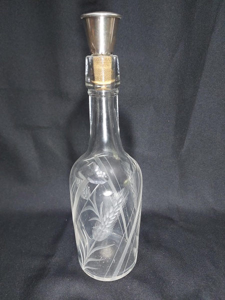 Linda garrafa, licoreira em cristal lapidado com tampa em prata de lei Sterling. Medindo 31,5cm de altura.