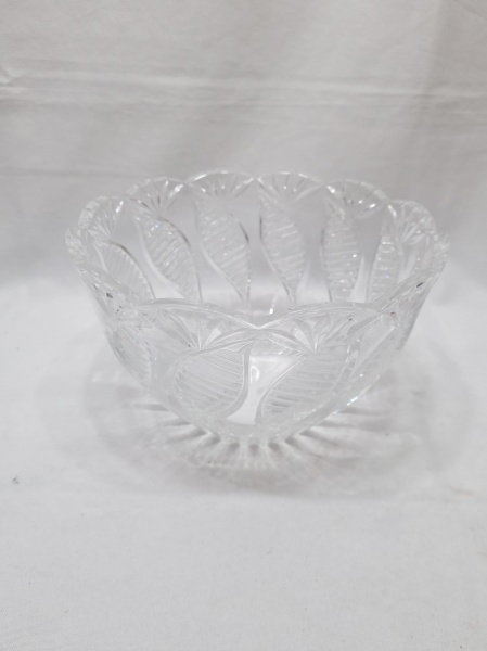 Centro de mesa bowl em cristal ricamente lapidado. Medindo 22cm de diâmetro x 14cm de altura.