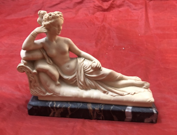 G Ruggerdi - Pequena e sensual escultura de resina representando "Romana" sobre recamier, com base de mármore italiano , dim - 13x5x12