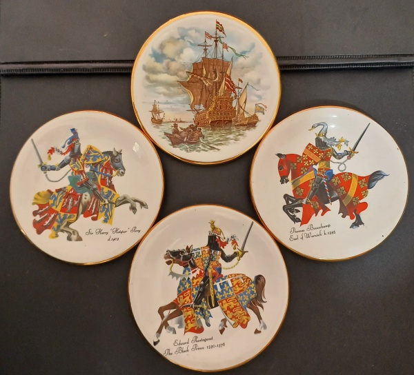 4 Pratos de pintura da Inglaterra !! desenho de cavalheiros medievais !! e navio tipo caravela !!