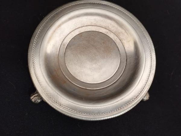 PRATA -RARA  Salva de prata de lei Brasil sec. XIX sobre 3 com base em tripoide em garra, pesando 0,83 grs medindo 2 x  10 cm