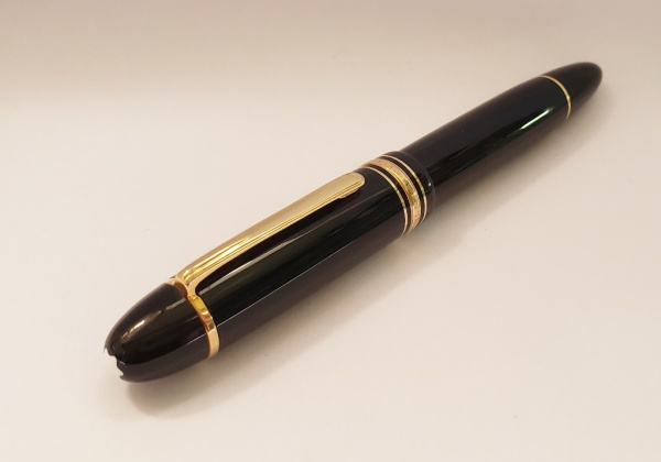 MONTBLANC MEISTERSTÜCK 149 -Luxuosa caneta tinteiro na cor negra realçada a ouro, ponteira coroada c