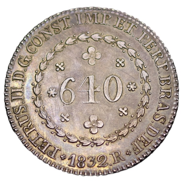 BRASIL, 640 REIS 1832 RIO - FC-MS60/64 / PRATA / .917 / 36,8mm / 17,92gr, DA MAIS ALTA RARIDADE IMPÉRIO , D. PEDRO II (1831-1889)A moeda de 640 réis de 1832 do Rio de Janeiro é um exemplo notável de extrema raridade e valor numismático. Com apenas 118 exemplares cunhados, e com apenas 3 conhecidos atualmente, sendo que este exemplar é o único que se encontra em coleções particulares, esta moeda é verdadeiramente uma relíquia numismática. A magnífica condição de conservação em que essas poucas moedas sobreviveram ao longo dos anos destaca ainda mais sua raridade e importância, tornando-as objetos de desejo para colecionadores e apreciadores da numismática. A ausência de registros de leilões nas últimas décadas evidencia a extrema escassez dessa peça e a sua relevância no contexto colecionável, demonstrando o quão excepcional e cobiçada é entre os especialistas.A raridade e o estado magnífico de conservação da moeda de 640 réis de 1832 do Rio de Janeiro a tornam uma peça única e valiosa, representando um destacado marco na história numismática do Brasil. A presença limitada dessas moedas, juntamente com a ausência de registros de leilões recentes, sublinha a sua importância como um tesouro histórico e colecionável. O fato de que apenas algumas dessas moedas estão disponíveis para apreciação e estudo ressalta a sua singularidade e a sua significância como testemunho tangível da história monetária e econômica do Brasil.Procedência: Moura, Dezembro 1984; Alan C. PUPO (década de 1970)Bibliografia: Amato/Irlei P515; Bentes 522.01; Prober P1388; KM#384; Lupércio 1A.DA MAIS ALTA RARIDADE