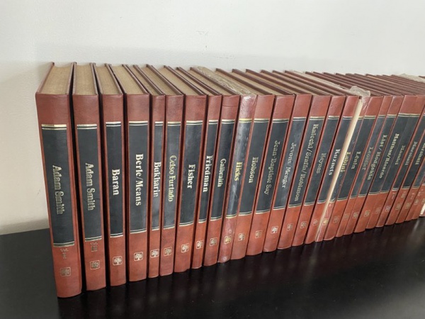 Coleção "OS ECONOMISTAS" - 1ª Edição - 1982 - 47 volumes (7 ainda lacrados).Editora Abril.