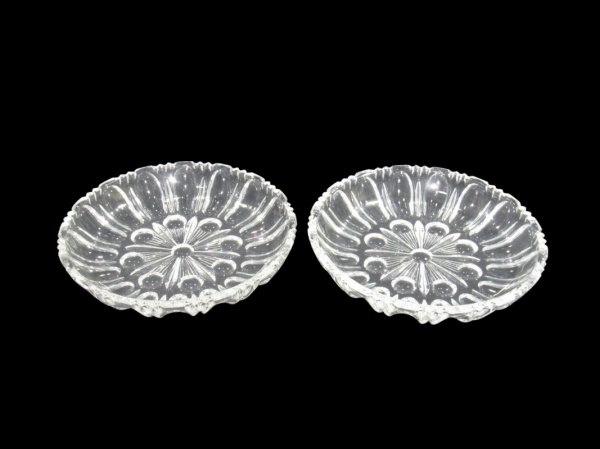 CRISTAL, par de pratinhos confeccionados em cristal translúcido lapidado com flor ao centro adornados por pétalas laterais, bordas denteadas. Diâmetro 14,5 cm