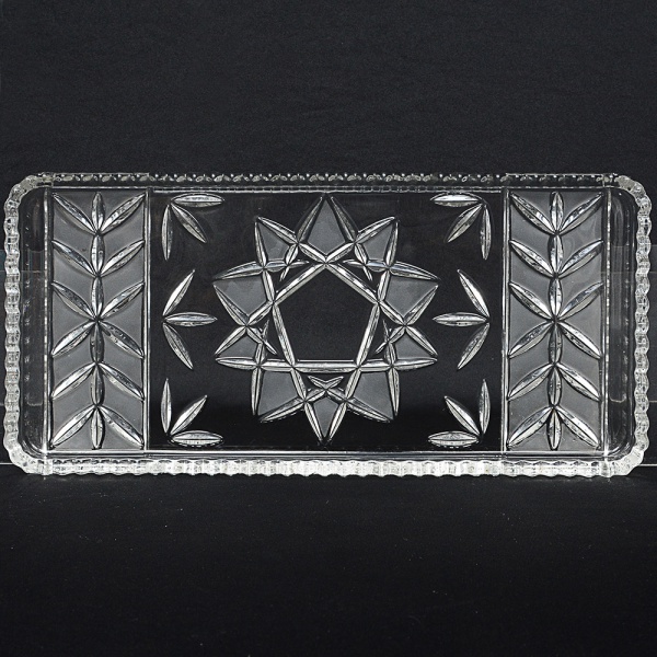 CRISTAL WALTHER GLAS, bandeja retangular confeccionada em cristal translúcido alemão da coleção "Theresia Satiniert", bordas denteadas, fundo lapidado com folhagens e estrelado ao centro. Medidas 2,5 x 34 x 15 cm. Acondicionado em caixa original.