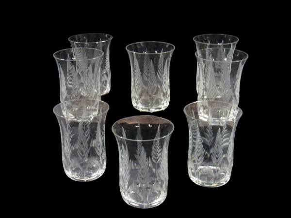CRISTAIS, Oito copos para água confeccionadas em cristal translucido com lapidação de folhagens, esferas e sulcos em baixo relevo, medindo 10x7,5cm.