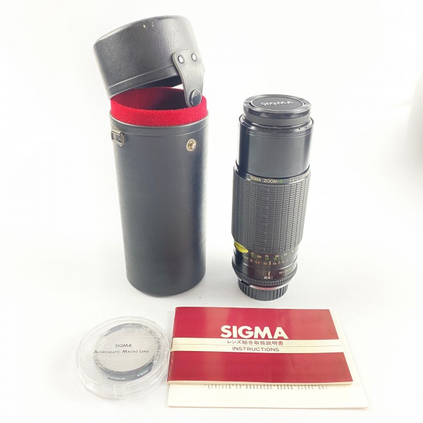 Lente fotográfica Sigma - Hoya / 52mm / Skylight (1B) / Japan / 1:45 / f=75250 mm / Multi-coated. Acompanha manual de instrução; capa em couro e lente extra Achromatic Macro Lens. Em excelente estado.