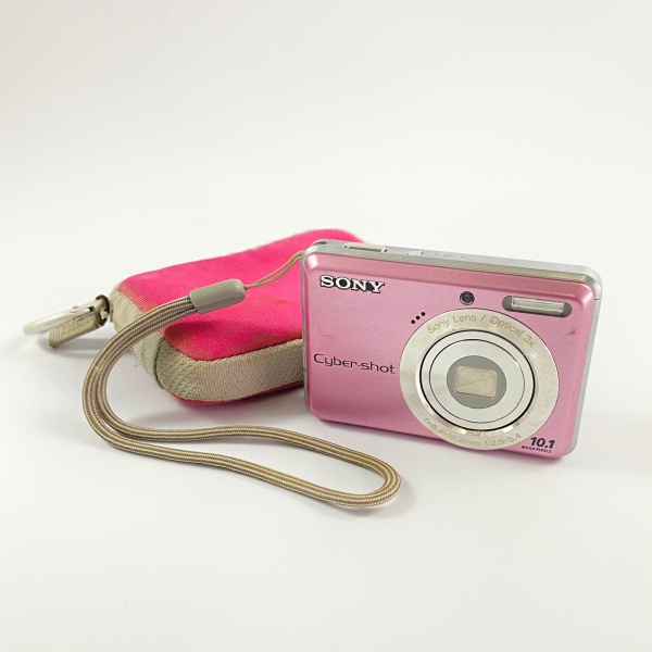 Câmera fotográfica da Sony modelo DSC-S930 SteadyShot / Cyber-shot, na cor rosa. Acompanha case. No estado. Sem teste.