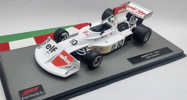 Miniatura March 751- 1975 - Lella Lombardi, escala 1:43, Coleção Lendas do Automobilismo (importada),  base e acrilico originais , item de colecionador.  