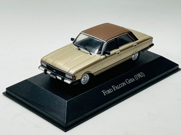Miniatura Ford Falcon Ghia 1983, Coleção Argentina, Escala 1/43 ,  acompanha base e acrilico originais, item no estado conforme fotos. Carrinho de Coleção