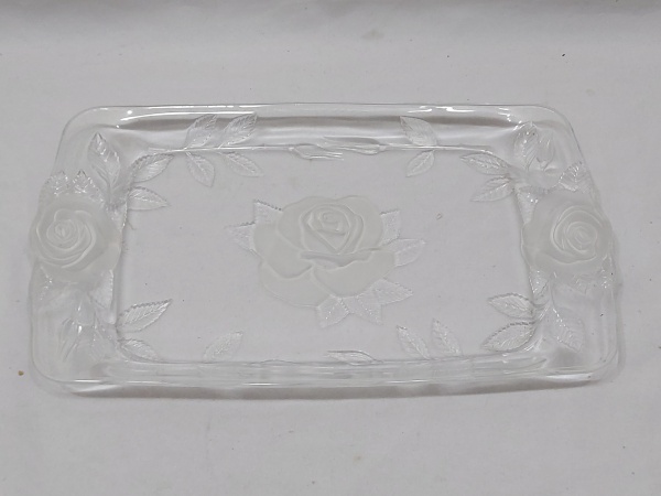 Bandeja retangular em cristal, moldado com flores foscas. Medindo 36,5cm x 21,5cm.
