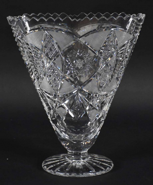 CRISTAL - jarra de cristal tcheco lapidado feitio leque (bicados na borda). Medida: 28 cm x 24 cm x 8 cm.
