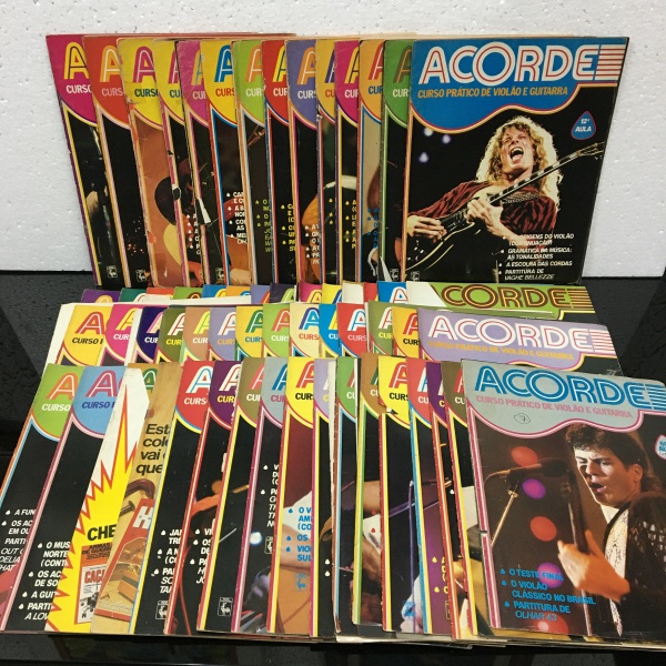 Grande coleção da revista ACORDE da década de 80, com 60 exemplares numerados. Falta somente a revista de n.º 3. Exemplares em bom estado. Algumas capas e contracapas soltas.